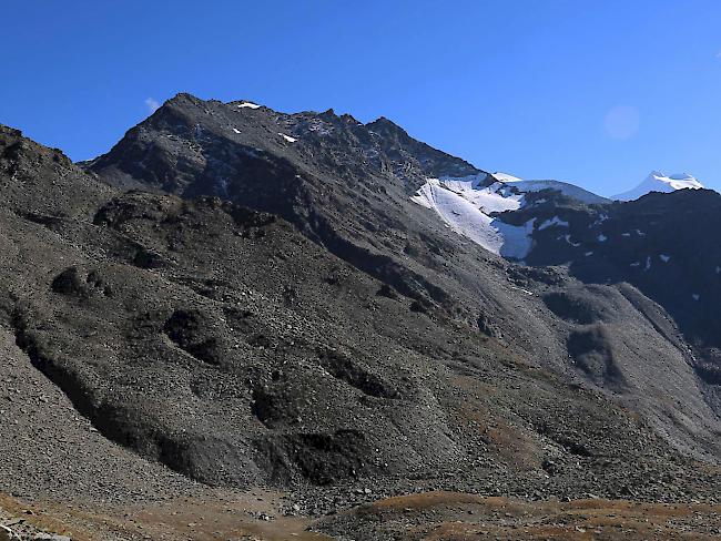 Der Blockgletscher (linke Bildhälfte) am Fuss des Furggwanghorns verändert seine Oberfläche rasant und kriecht immer rascher talwärts.