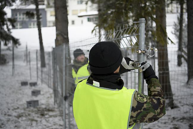 Armee im Einsatz. Soldaten Anfang Januar beim Zaunbau in Davos.