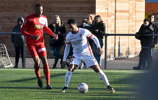 Rückkehrer Carlitos gegen einen Gegenspieler der U21, ein Tor zum 2:0.