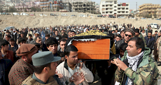 Nach den verheerenden Terroranschl&auml;gen in Kabul werden die ersten Opfer von Angeh&ouml;rigen begraben.