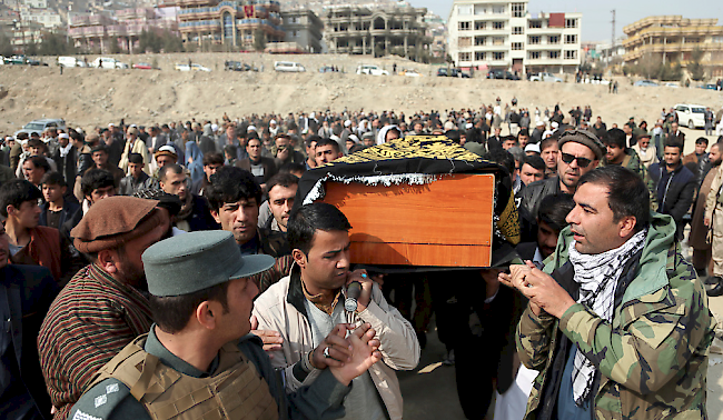 Nach den verheerenden Terroranschlägen in Kabul werden die ersten Opfer von Angehörigen begraben.
