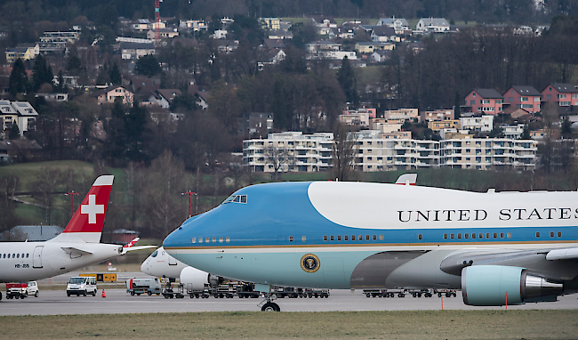 Die US-Präsidentenmaschine Air Force One erhält zwei neue Kühlschränke - Kostenpunkt 24 Millionen Dollar. 