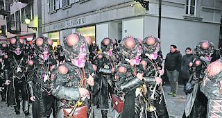 Fasn&auml;chtliche Kunst. Die &laquo;Fleigut&auml;tscher&raquo; w&auml;hlen f&uuml;r ihre Verkleidungen jedes Jahr ein anderes Sujet. 