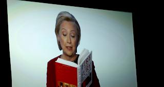 Hillary Clinton liest an den 60. Grammy Awards aus dem Buch &laquo;Fire and Fury&raquo;.