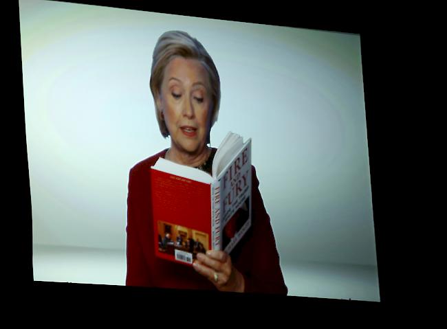 Hillary Clinton liest an den 60. Grammy Awards aus dem Buch «Fire and Fury».