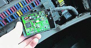 Entdeckt. Mit einem vorprogrammierten Ger&auml;t, das an das Stromnetz des Fahrzeugs angeschlossen wird, umgehen Trickser die Abgas-Reinigung und sparen Kosten.