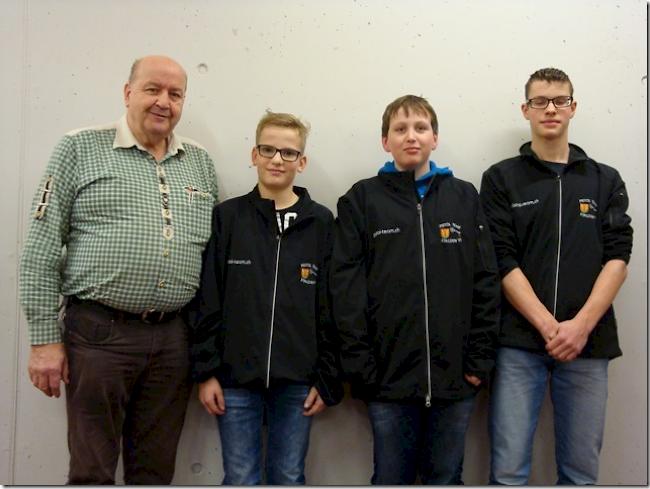Luftpistole Junioren: Sieger Noe Noti vor Tim Williner und Jan Anthamatten (alle PT Stalden). Links der stolze BSV-Präsident Sepp Anthenien.