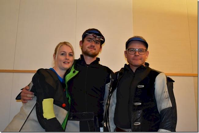 Elite Luftgewehr: Sieger Manuel Jeitziner vor Claudine Millius (beide Visp-Eyholz) und Lothar Zurbriggen (Mischabel-Matterhorn): Der letzte Schuss entschied.
