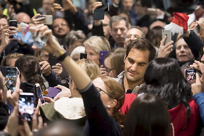 Roger Federer wird am Dienstag am Flughafen Kloten von Hunderten Fans empfangen.