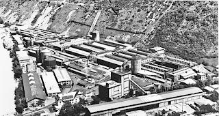 Vorher. Das Bild stammt aus dem Jahr 1957, als die damalige AIAG (Aluminium Industrie Aktiengesellschaft), die im Jahre 1963 zur Alusuisse umgetauft worden ist, noch zahlreiche Elektrolyse-Produktionsst&auml;tten betrieb. 