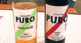 Wein des Anstosses. WM-Besucher &auml;rgern sich dar&uuml;ber, dass in der offiziellen Festwirtschaft argentinischer Wein ausgeschenkt wird. 