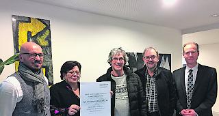 Schauen genau hin. Von links: Kilian Ambord (Direktor Pflege), Arlette Imboden (Bereichsleiterin Pflege Klinik Chirurgie), Dr. Roland Zengaffinen (Chefarzt), Dr. Reinhard Zenh&auml;usern (&auml;rztlicher Direktor) und Hugo Burgener (Direktor SZO).  