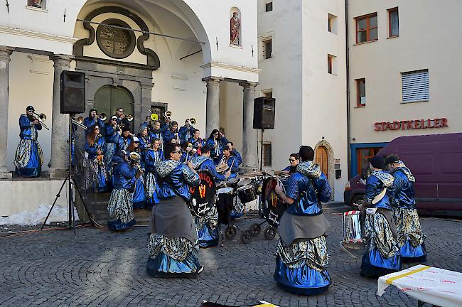 Verschiedene Guggenmusiken gaben ein Platzkonzert. 