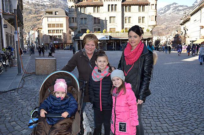Paula Zurwerra (60) und Rachel Rotzer (43) aus Naters mit Anna, Eleni und Malou.