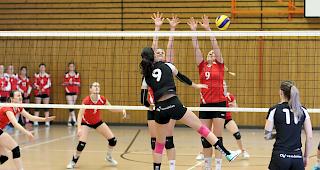 Smashen ihre Gegner weg. Der VBC Lalden in Schwarz (im Bild, von links, Anne-Cathrine Pfaffen und Jasmin Imstepf) wollen den Titel in der 2. Liga.