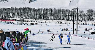 Stimmungsvoll. Das Start-/Zielgel&auml;nde ist perfekt angelegt, die Zuschauer sind nah dabei, sie k&ouml;nnen die Langl&auml;uferinnen und Langl&auml;ufer fast w&auml;hrend des gesamten Rennens sehen und den Rennverlauf mitverfolgen. 