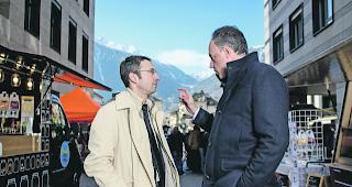 Sooooo kleinlich. Die Staatsr&auml;te Christophe Darbellay (rechts) und Fr&eacute;d&eacute;ric Favre zeigten sich &uuml;ber Randerscheinungen an der Junioren-WM im Goms wenig am&uuml;siert. 