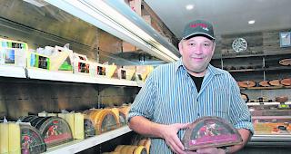 Exportschlager. Urs B&uuml;tzberger, Betriebsleiter der K&auml;serei, mit einem St&uuml;ck des gefragten Aletsch Grand Cru, dessenProduktion verdoppelt wurde. 