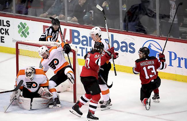 Nico Hischier feiert seinen Siegestreffer.
