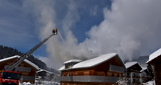 Ein Feuer in einem Ferienhaus im b&uuml;ndnerischen Klosters hat einen mehrst&uuml;ndigen L&ouml;scheinsatz der Feuerwehr erfordert. 