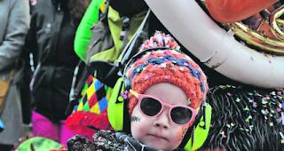 Mit Durchblick. Kleiner Musikus in Naters: &Uuml;ber Nachwuchs oder fehlende Begeisterung brauchen sich viele der Guggenmusiken nicht zu sorgen.  