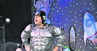 Zeitreisender. Manni McFly alias Manfred Bittel von &laquo;Konfetti&raquo; riss einige L&ouml;cher ins &laquo;Raum-Zeit-Kontinium&raquo;. 