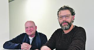 Vorfreude. Walter Niklaus (links) und Jean-Claude Amaudruz vom Vorstand des Oberwalliser Kellertheaters in Brig-Glis: Sie freuen sich vor allem auf den Abend mit Alfred Dorfer. 