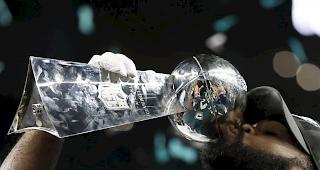 Brandon Graham der Philadelphia Eagles mit der Vince Lombardi Trophy nach dem Sieg gegen die New England Patriots.