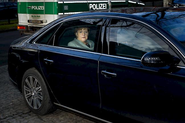 Bundeskanzlerin Angela Merkel (CDU) kommt in einer Limousine zu den Koalitionsverhandlungen von CDU, CSU und SPD in der SPD-Parteizentrale, dem Willy-Brandt-Haus