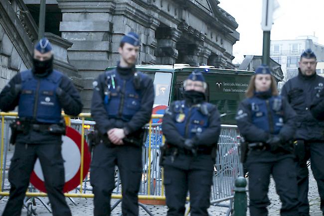 Der Polizeikonvoi mit Salah Abdeslam kommt vor dem Brüsseler Justizpalast an.