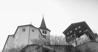 Zerst&ouml;rt. Infolge der extremen Wetterbedingungen wurde der Weg Unnerdorf &ndash; Chimatta von einem Felssturz versch&uuml;ttet und zerst&ouml;rt. 