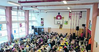 Voll Haus. In der Turnhalle von Gondo war am Samstag zur Mittagszeit f&uuml;rs Risottofest bei Fasnachtsstimmung jeder Platz besetzt. 