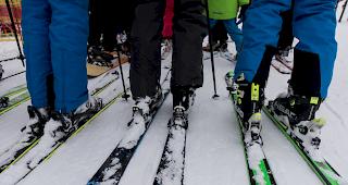 Bei einem Skiunfall im &ouml;sterreichischen Vorarlberg hat sich ein Schweizer Wintersportler schwere Verletzungen zugezogen (Symbolbild). 