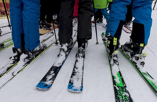 Bei einem Skiunfall im österreichischen Vorarlberg hat sich ein Schweizer Wintersportler schwere Verletzungen zugezogen (Symbolbild). 