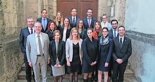 Geschafft. Die diplomierten Anw&auml;lte und Notare mit Staatsrat Fr&eacute;d&eacute;ric Favre. Ganz links: Olivier Derivaz, Vizepr&auml;sident des Walliser Anwaltsverbands, und Jean-Paul Salamin, Pr&auml;sident des Walliser Notarenverbands. 