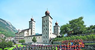 Voller Einsatz. Die Mitglieder der St&uuml;tzpunktfeuerwehr Brig-Glis vor dem Stockalperschloss. 