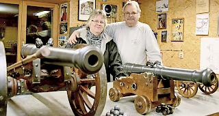 Margrith und Edgar Heynen mit ihren Kanonen in Ausserberg.