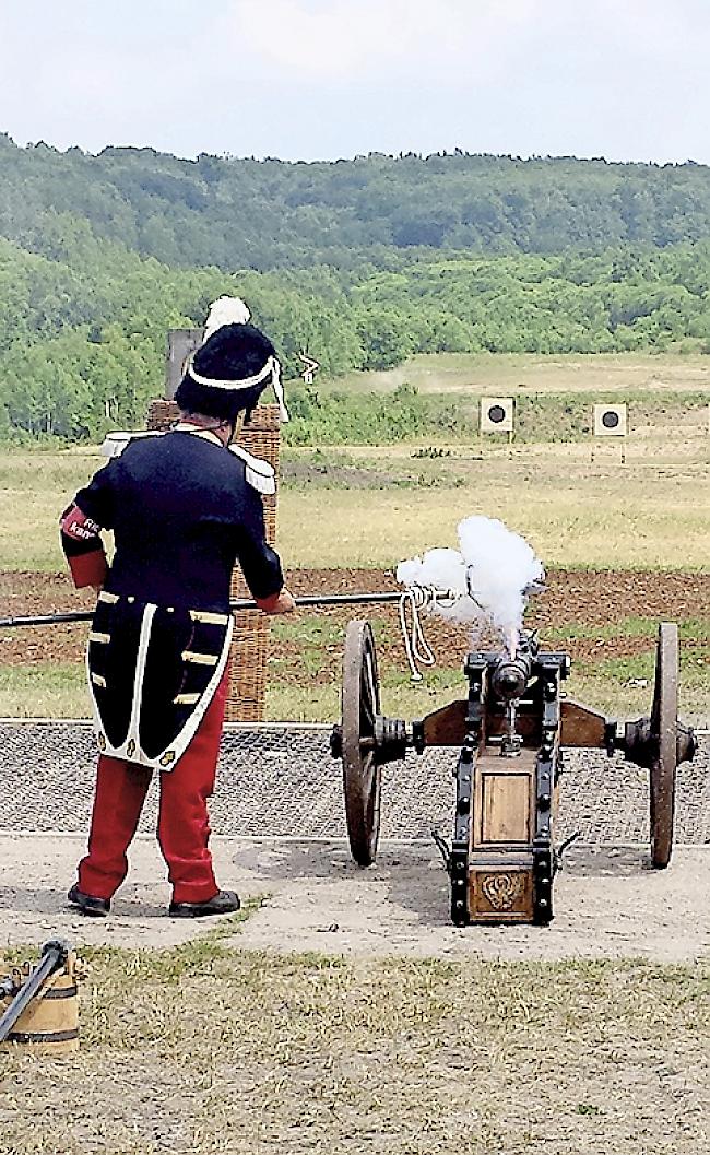 Edgar Heynen mit seiner 51 Millimeter Feldkanone bei einem Schiessen.