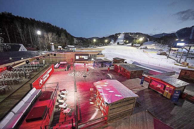 Das House of Switzerland mit Chaletdorf liegt gleich neben der olympischen Skipiste.