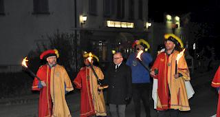 Gemeindepr&auml;sident Louis Ursprung zieht mit der B&auml;jizunft durch die Gliserallee.