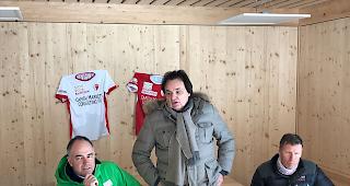 Hoch hinaus. Staatsrat Christophe Darbellay, FC-Sitten-Pr&auml;sident Christian Constantin sowie Skirennfahrer Pirmin Zurbriggen bei der Pressekonferenz in der H&ouml;rnlih&auml;tte, anfang Februar.