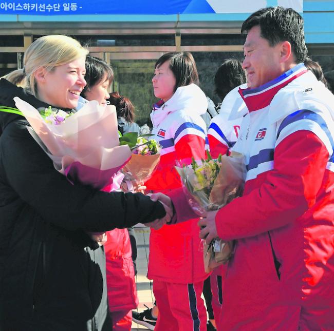 Funktioniert das? Team-Trainerin Sarah Murray und ihr Assistent aus Nordkorea.