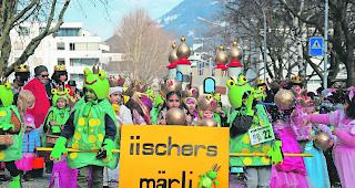 M&auml;rchenhaft. Froschk&ouml;nige und kleine Prinzessinnen mit goldenen Kugeln. Maschgini des Kindergartens Glismatta S&uuml;d verzauberten die Zuschauer.  