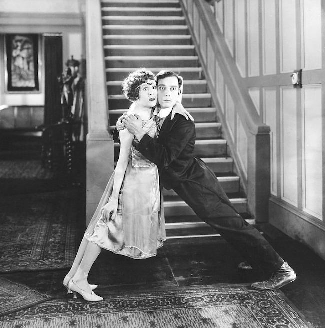 Alte Stummfilme mit Buster Keaton werden von Karin Weissberg am Flügel live begleitet.