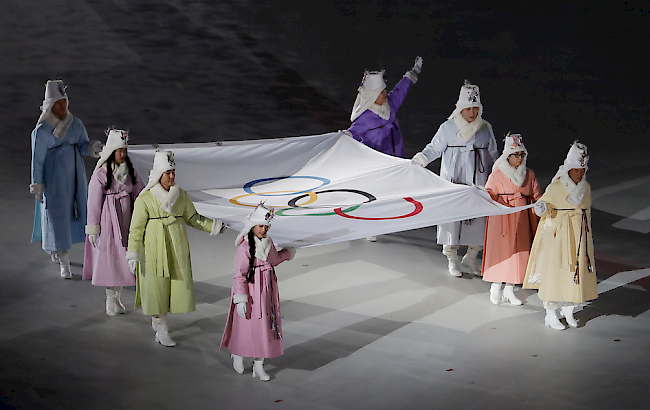 Die olympische Flagge zieht ins Stadion ein.