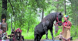 Zirkus unter freiem Himmel. Bei der Zirkuswoche steht f&uuml;r die Kinder neben Ateliers in Akrobatik, Musik und Tanz auch Auseinandersetzung mit der Tierwelt auf dem Programm. 