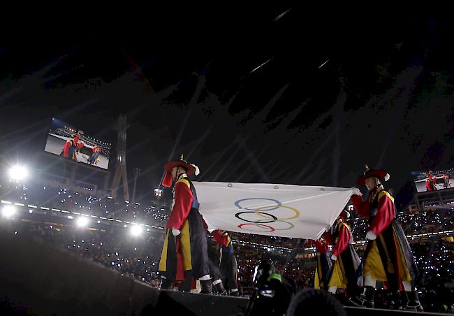 Eröffnungsfeier in Pyeongchang. Die olympische Flagge wird durchs Stadion getragen.