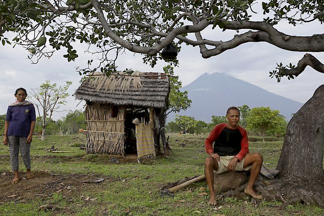 Nach Hause. Tausende von Menschen dürfen wieder in ihre Häuser in der nähe des Vulkans Agung. Seit Ende November galt in der Region die höchste Alarmstufe.