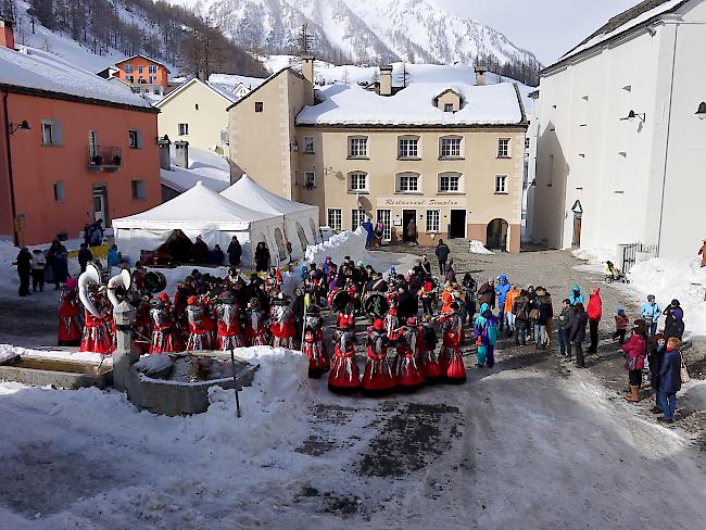 Die «Chruitfrässär» heizten die Stimmung auf dem Simplon er Dorfplatz an.