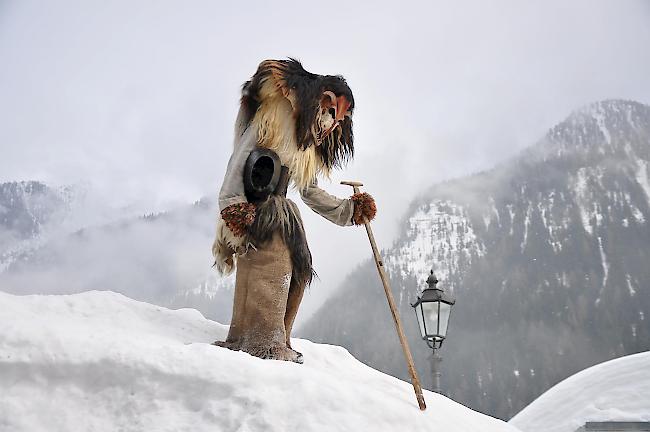 Impressionen des grossen Lötschentaler Fasnachtsumzugs.